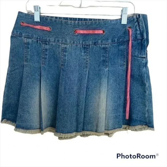 Ungava denim mini skirt.Plaited - Picture 1 of 9
